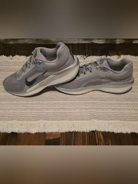 Nike Women's Grey Running Shoes - Lightweight Cushioning